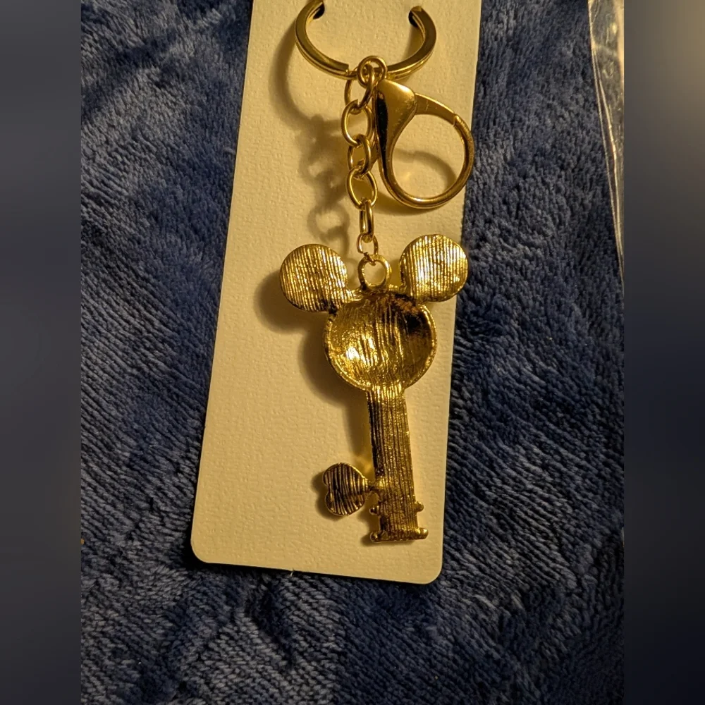🦋 Gold Mickey Key-Shaped Keychain